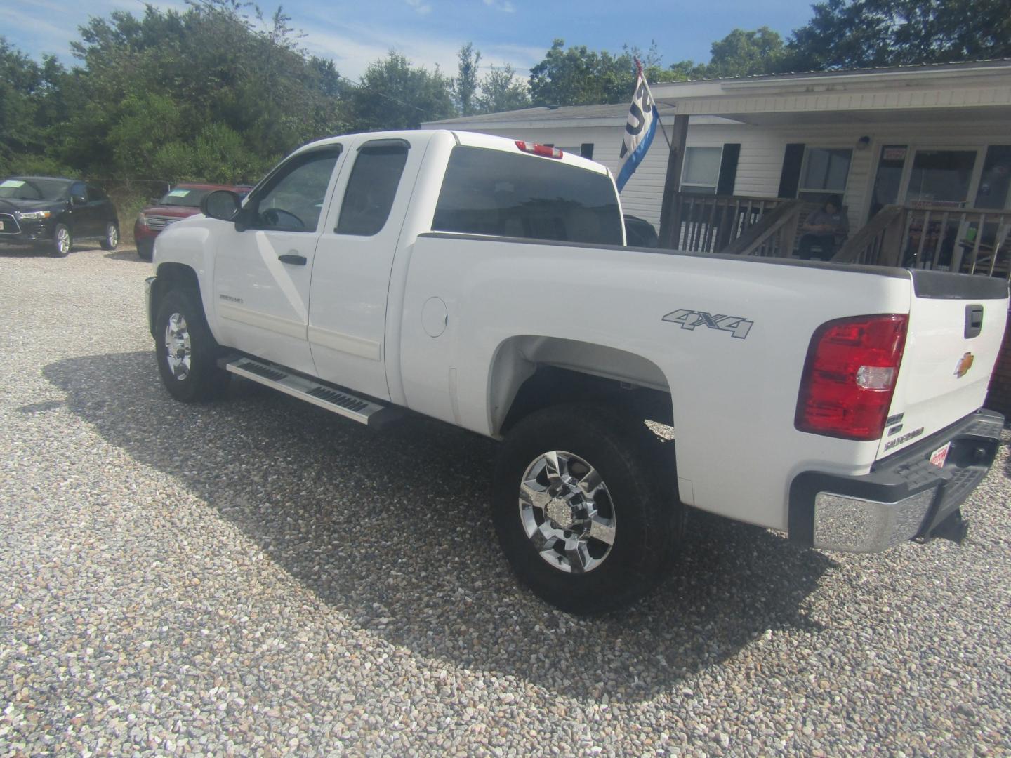 2013 White /Tan Chevrolet Silverado 2500HD LT Ext. Cab 4WD (1GC2KXCG3DZ) with an 6.0L V8 OHV 16V FFV engine, Automatic transmission, located at 15016 S Hwy 231, Midland City, AL, 36350, (334) 983-3001, 31.306210, -85.495277 - Photo#5